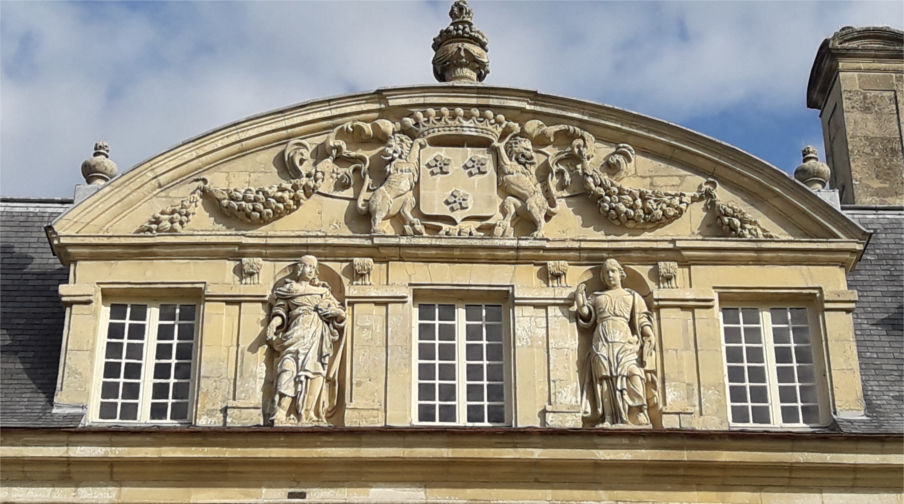 Le fronton du château de Guiry-en-Vexin.